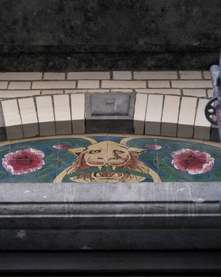 <p>In een rustige, residentiële straat in het gegeerde <span>Ukkel</span> bevindt zich deze uitzonderlijke herenwoning vol authenticiteit, charme en ruimte. Achter de statige gevel schuilt een historisch pand met een unieke ziel, waar originele elementen en hedendaags comfort harmonieus samenkomen. Doorheen de jaren werd de woning met zorg onderhouden en voorzien van vernieuwingen waar nodig, met onder meer een vernieuwd dak en geïsoleerde zijgevel, waardoor het karakter van de woning perfect behouden bleef terwijl het wooncomfort aanzienlijk werd verhoogd.</p>
<p>De royale leefruimtes ademen elegantie en authenticiteit, met prachtige hoge plafonds, originele details en een warme, tijdloze uitstraling. Grote raampartijen zorgen voor een overvloed aan natuurlijk licht en bieden een mooi zicht op de schitterende, zuidgerichte tuin die eindigt met een statige rode beuk van ruim 250 jaar. Deze groene oase geniet van volledige privacy en vormt een uitzonderlijke plek om in alle rust te ontspannen, ver weg van de drukte van de stad.</p>
<p>De woning beschikt over maar liefst zes volwaardige slaapkamers en vier badkamers, waardoor ze zich perfect leent voor grote gezinnen of voor wie wonen en werken wil combineren. Op het gelijkvloers bevindt zich bovendien een aparte kamer die ideaal ingericht kan worden als au pairruimte, gastenverblijf of praktijkruimte.</p>
<p>Ook praktisch heeft deze woning bijzonder veel te bieden. Het huis is volledig onderkelderd en beschikt over ruime, bruikbare ruimtes evenals een aparte wijnkelder — een absolute troef voor liefhebbers en verzamelaars.</p>
<p>Ondanks de uiterst rustige ligging geniet deze herenwoning van een uitstekende verbindingen met openbaar vervoer en auto naar zowel de binnenstad en het Zuidstation (zeer snelle verbinding met Brussels Airport) alsook de ringweg rond Brussel. Winkels, scholen, restaurants en tal van voorzieningen bevinden zich op loopafstand. Bovendien bestaat de mogelijkheid om tot drie autostaanplaatsen in de onmiddellijke omgeving aan te kopen.</p>
<p>Een unieke woning voor liefhebbers van karaktervolle architectuur, ruimte en rust, op een toplocatie in Ukkel.</p>