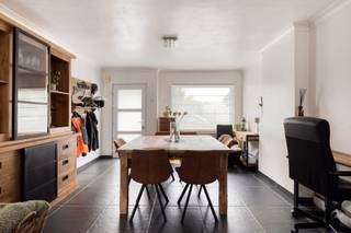 <p>Deze instapklare gezinswoning combineert ruimte, comfort en een rustige ligging op een uitstekende locatie. Met een bewoonbare oppervlakte van 149 m², twee volwaardige slaapkamers, een ruime garage en een onderhoudsvriendelijke tuin biedt deze woning alles wat een starter, jong gezin of koppel zoekt.</p>
<p>De lichtrijke leefruimte en eetplaats zorgen voor een aangename woonbeleving, terwijl de vernieuwde keuken praktisch werd ingericht met voldoende werk- en opbergruimte. Vanuit de keuken geniet je van een vlotte verbinding met het terras en de tuin, ideaal voor gezellige momenten met familie en vrienden.</p>
<p>Op de verdieping bevinden zich twee slaapkamer daarnaast beschikt de woning over een functionele badkamer met douche en enkele wastafel.</p>
<p>De woning behaalt bovendien een EPC-label C (296 kWh/m²jaar), waardoor er geen renovatieverplichting van toepassing is.</p>
<p>Indeling van de woning:<br />Gelijkvloers:<br />-Inkomhal</p>
-Lichtrijke leefruimte
<p>- Eetplaats</p>
- Vernieuwde keuken
<p>- Badkamer met douche en enkele wastafel + toilet</p>
- Zeer ruime garage met automatische poort
<p>- Toegang tot terras en tuin</p>
<br />Eerste verdieping:
<p>- 2 Volwaardige slaapkamers<br /><br />Buitenruimte</p>
<p>- Onderhoudsvriendelijke tuin</p>
<p>- Terras</p>
- Groen uitzicht achteraan<br /><br />Troeven:
<p>- Bewoonbare oppervlakte van 149 m²</p>
<p>- EPC-label C – geen renovatieverplichting</p>
<p>- Instapklare woning</p>
- Vernieuwde keuken
<p>- Zeer ruime garage met automatische poort</p>
- Dubbele beglazing
<p>- Veel natuurlijke lichtinval</p>
<p>-Onderhoudsvriendelijke tuin met terras</p>
- Ideaal voor starters, koppels of jonge gezinnen
<p>Bij Albert kom je thuis!</p>
<p>Bekijk alle details en boek uw bezoek via deze link:</p>