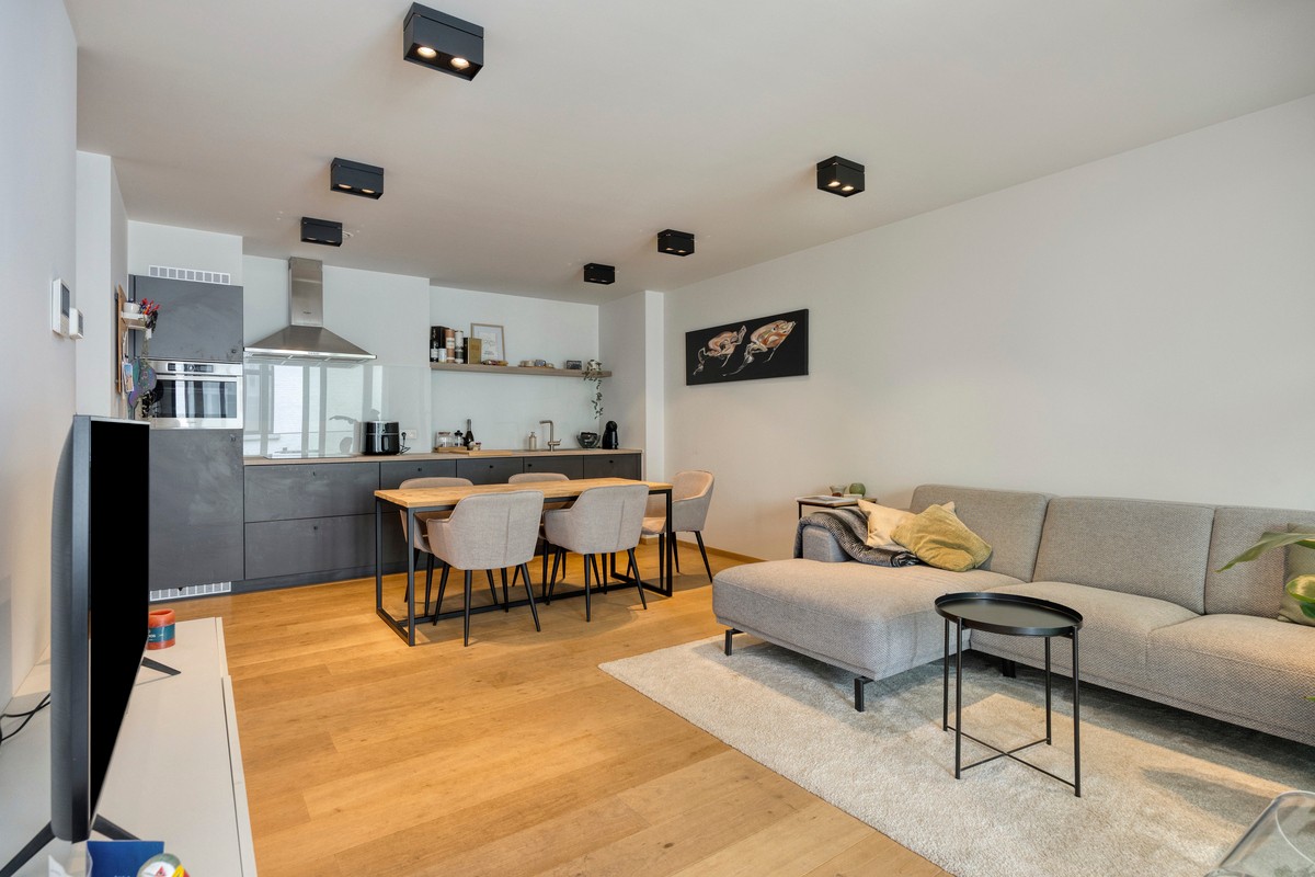 Stijlvolle cityflat met overdekt terras in hartje Hasselt – ideaal als starterswoning, pied-à-terre of investering - foto 4