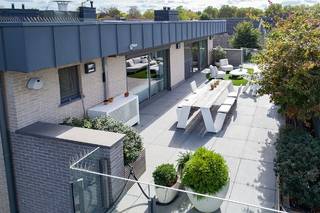 <strong>INVESTERINGSPAND: TOP GELEGEN PENTHOUSE MET UNIEK TERRAS EN LEVENSLANGE HUURDERS</strong><br /><br />Huidige eigenaars (zonder kinderen) wensen hun appartement te verkopen en zelf terug te huren via een levenslang huurcontract (notarieel). <br />De verkoopprijs is bespreekbaar in functie van de huurprijs. Gelet op een juiste balans en rekening houdend met 20 jaar indexatie<br />Het penthouse wordt dus enkel verkocht als opbrengstvastgoed aan investeerders die op zoek zijn naar een <strong>g</strong><u><strong>egarandeerd rendement mét kapitaalbehoud = investeren zonder zorgen.</strong></u><br /><br /><u><strong>Troeven</strong>:</u>
<ul>
<li>Topligging in Hollands Veld (tussen grote & kleine ring van Hasselt)</li>
<li>Vlotte bereikbaarheid via invalswegen & E313</li>
<li>Penthouse (bovenste verdieping) met hoogwaardige architectuur</li>
<li>141 m² bewoonbare opp.</li>
<li>2 ruime terrassen met zonneluifels</li>
<li>60 m² leefruimte met open keuken</li>
<li>Grote raampartijen met elektrische screens</li>
<li>2 slaapkamers (1 ingericht als dressing)</li>
<li>Volledig uitgeruste badkamer + apart toilet</li>
<li>Luxe afwerking, perfect onderhouden</li>
<li>Interessante opbrengsteigendom</li>
</ul>
<br /><strong>Locatie</strong> - Absoluut topappartement gelegen in de wijk “Hollands veld” tussen de grote en kleine ring van Hasselt. Dit penthouse is gelegen op de bovenste verdieping van dit complex waar de nadruk gelegd werd op een mooie architectuur, een hoogwaardige afwerking, ruime appartementen en een aangename woonbeleving. Een prestigeproject aan de Hasseltse stadsrand op een zeer gegeerde locatie en met een uitstekende bereikbaarheid vanuit de diverse invalswegen en de op- en afrit van de E313 autosnelweg.<br /><br /><strong>Indeling</strong> - Met een bruto oppervlakte van 141m<sup>2</sup> (excl. terras) is er aan ruimte zeker geen gebrek in het appartement met ondermeer de gigantische leefruimte van maar liefst 60m<sup>2 </sup>met open keuken en aansluitend het zeer ruim terras.<br />Er zijn 2 slaapkamers waarvan één toegang geeft tot het tweede terras en de andere ingericht werd als dressing. Verder nog de centrale hal, een ruime berging/wasplaats, een apart toilet en een badkamer met douche, toilet en wastafel. Opvallend is zeker de grote raampartij, met elektrische screens, in de leefruimte wat zorgt voor veel lichtinval en een toffe interactie tussen het binnen- en het buitenleven. Het terras werd ook voorzien van twee zonneluifels die bijna het volledig terras overdekken.<br /><br /><strong>Conclusie</strong> - Een pareltje aan de Hasseltse stadsrand op het gebied van locatie, ruimte en afwerking. Uiterst luxueuze penthouse dat door de huidige eigenaars tot in de kleinste details ingericht en onderhouden werd. Een ideale opbrengsteigendom met een verzekerde opbrengst. Voor meer info hieromtrent informeren we jullie graag. De huidige eigenaars zouden in het pand levenslange huur blijven betalen, wat wil zeggen een gegarandeerd rendement! <br /><br />Interesse? Bezorg je gegevens en Koen neemt zsm contact met je op.