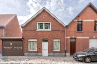 Een gezinswoning met potentie op een perceel van 240 m² in het hart van Loenhout, op wandelafstand van winkels, scholen en horeca. Dankzij de vlotte bereikbaarheid van de E19 en het openbaar vervoer, combineert de woning rust én bereikbaarheid.<br /><br /><strong>Indeling</strong><br />Leefruimte, ingerichte keuken, wasplaats, badkamer, 2 slaapkamers en zolder<br /><br /><strong>Troeven</strong><br />- Rustige ligging met alle voorzieningen in de buurt<br />- Gezinsvriendelijke woonomgeving<br />- Te renoveren woning met potentieel<br />- Reeds verhuurd, stabiel huurrendement<br /><br />Ideaal voor wie op zoek is naar een leuk project om de handen uit de mouwen te steken. Interesse? Contacteer ons!