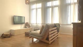 Welkom in dit zonovergoten en instapklaar duplexappartement op een toplocatie in Antwerpen!Je betreedt het appartement via de lichtrijke...
