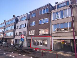 Pal in het centrum van Deinze vindt u dit, licht op te frissen, gelijkvloerse appartement. Winkels, openbaar vervoer, ... in de onmiddellijke omgeving. Ook al is het appartement gelegen in het centrum, heeft men toch een vlotte verbinding naar E17 en de belangrijke invalswegen.<br /><br />Het appartement omvat een ruime hal die toegang biedt tot de lichtrijke leefruimte met zijn vele ingemaakte kasten en gashaard. De open keuken is voorzien met toestellen (frigo, combi-oven, hete luchtoven, inductiekookplaat) van AEG en voldoende kasten en lades. De hal geeft tevens toegang tot de grote slaapkamer, voorzien van ingemaakte kasten, en met ensuite badkamer (ruime inloopdouche, dubbel lavabomeubel) en toilet. Daarnaast er is nog een 2 ruimte die kan gebruikt worden als bureel of extra bergruimte en die toegang biedt tot de koer.<br /><br />Troeven:
<ul>
	<li>Centrale ligging</li>
	<li>Elektrische rolluiken</li>
	<li>Privatieve kelder</li>
</ul>
Bent u een starter en op zoek naar een eerste woonst of bent u op zoek naar een investering? Kom dan zeker dit appartement bezoeken! Maak uw afspraak met Barbara op het nummer 0492 16 61 07 of via barbara@demeester.be .