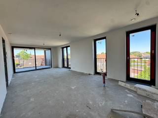 BEZOEKDAG – Zaterdag 9 augustus van 11u00 tot 13u00.Kom gerust vrijblijvend langs, inschrijven is niet nodig.Nieuwbouwappartement met twee...