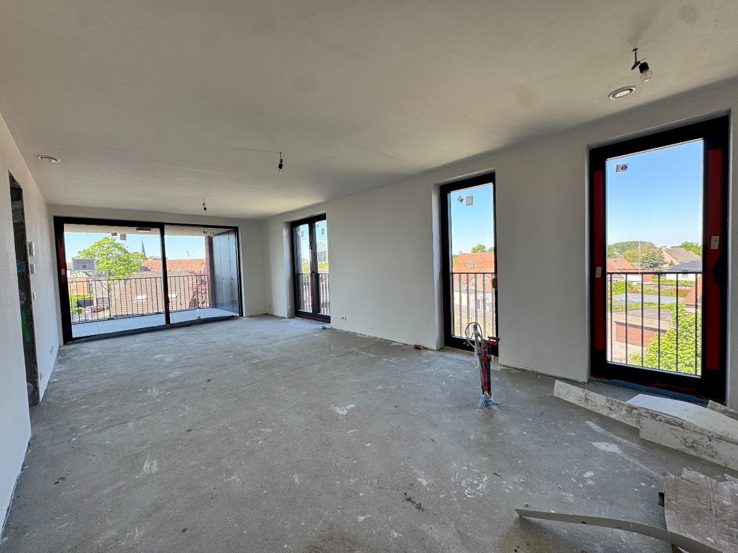 Nieuwbouwappartement met twee slaapkamers, terras en ondergrondse autostaanplaats te koop in Zulte - foto 1