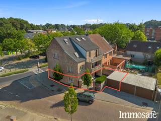 <p>Gelegen tegenover het sportpark en op wandelafstand van de markt en het station, geniet u hier van een rustige woonomgeving met alle voorzieningen binnen handbereik. Bovendien bereikt u de E17 in slechts enkele minuten.</p><p>Maak een afspraak via Dries@immosafe.be</p><p>Binnenin verrast het appartement met een uitzonderlijk ruime leefruimte die aansluit op een royale, aparte keuken. Verder beschikt de woning over twee volwaardige slaapkamers, een grote berging en een volledig geklinkerd terras. Vanuit de slaapkamer heeft u rechtstreeks toegang tot het terras, dat via een poort uitkomt aan de straat en de naastgelegen garage – een bijzonder praktische meerwaarde.</p><p>Het appartement is steeds met de grootste zorg onderhouden en werd bijzonder degelijk gebouwd, wat resulteert in een comfortabele en duurzame woonkwaliteit. Het maakt deel uit van een kleinschalige residentie met slechts drie appartementen, waar rust en aangename buren bijdragen aan een fijne woonomgeving.</p><p>Ook als investering zal het een goed rendement opleveren. <br />Een ideale opportuniteit voor wie op zoek is naar ruimte, kwaliteit en een centrale ligging in Zele.</p>