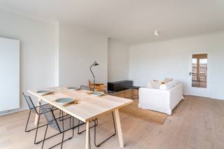 <strong>Wilrijk - Nieuw gerenoveerd en lichtrijk 2 slaapkamer appartement met terras. Dit kwalitatief appartement bevindt zich op uitstekende locatie, op wandelafstand van winkels, bakker, supermarkt, scholen, belangrijke in-en uitvalswegen.<br /><br />Ondergrondse autostaanplaats in het gebouw apart te koop. </strong><br /><br /><span><strong>INDELING: </strong></span><br />Via de INKOMHAL met apart gastentoilet heeft u toegang tot de ruime en lichtrijke LIVING ca. 33m² op parket met open KEUKEN ca. 7m² voorzien van opbergkasten en kwalitatieve toestellen: inductie kookplaat met ingebouwde afzuiging, ruime koelkast met diepvries, oven, afwasmachine en een spoelbak.<br />Een handige BERGING met. ruime ingemaakte kast. De ansluiting voor wasmachine en droogkast zijn hier aanwezig. <br /><br />Via de NACHTHAL met ruime ingemaakte kast, is er toegang tot de slaapkamers en de ingerichte moderne BADKAMER ca. 5m², voorzien van ruime inloopdouche en een wastafel met spiegel.<br />De eerste SLAAPKAMER ca. 10m² en tweede MASTER SLAAPKAMER ca. 18m² met toegang tot het zuidgerichte TERRAS ca. 5m² met extra opbergkast. De POLYVALENTE extra ruimte ca. 12m² is voorzien van een bureau/dressing. <br /><br />Heerlijk genieten kan u op het zonnige TERRAS. <br /><br />De KELDER is inbegrepen. Een ondergrondse parkeerplaats is te koop voor 20.000€.<br /><br /><span><strong>BIJZONDERHEDEN:</strong></span><br />* Instapklaar, totaal gerenoveerd 2 à 3 slaapkamer appartement op uitstekende locatie. Mobiscore 9,0<br />* Met Zuidgericht terras<br />* Inclusief kelderberging<br />* Een ondergrondse parkeerplaats is apart te koop in het gebouw