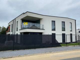 Dit recente appartement is gelegen op de eerste verdieping en bereikbaar met de trap.Via de ruime inkomhal hebben we toegang tot alle kamers van het...