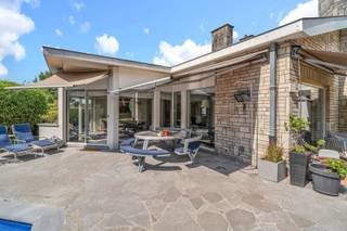 Ideally located in Rhode-Saint-Genèse, we are offering this splendid 322m2 villa on a ground surface of 869m². The house offers, on the ground floor...