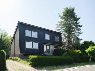 <strong>Mid-century modern villa (BVO: 262m²) met vier slaapkamers, verdeeld over drie niveaus, gelegen op een groen perceel van 2.335 m² in Lievegem.</strong><br /> <br />Gelegen in een <strong>rustige, doodlopende straat</strong>, te midden van uitgestrekte velden, past deze woning met haar uitgesproken <strong>modernistisch karakter</strong> zowel letterlijk als figuurlijk perfect in het rijtje. Hier gaan <strong>vintage architectuur en landelijke rust</strong> hand in hand.<br /><br />De woning werd licht verhoogd gebouwd en geniet daardoor van een <strong>sterke binnen-buitenbeleving</strong>.<strong> </strong><br />Een interessant <strong>renovatieproject</strong>: hoewel de woning onder de renovatieplicht valt, kunt u de woning gefaseerd renoveren en stap voor stap moderniseren. <br /><br /><strong>Authentieke elementen </strong>zoals<strong> houten plafonds, heldere patronen </strong>en<strong> retrodetails </strong>blijven behouden en vormen de basis voor een <strong>karaktervol geheel met toekomstpotentieel.</strong><br /><br />De nabijheid van winkels, scholen en de dorpskern maakt dit tot een praktische uitvalsbasis, <strong>op slechts 20 minuten van het centrum van Gent.</strong><br /><br />De woning is opgebouwd volgens het bel-etageprincipe. Via de centrale inkomhal met een <strong>karaktervolle draaitrap</strong> ontvouwt zich het hoofdvolume van de woning. De <strong>woonkamer</strong> en <strong>eetkamer</strong> vormen <strong>één open geheel rond de</strong> <strong>haard</strong> en genieten dankzij de grote raampartijen van een directe relatie met de achterliggende tuin.<br /><br />Centraal bevindt zich de <strong>keuken</strong>, uitgewerkt tot in de nok, wat het ruimtelijk gevoel versterkt. Op dit niveau bevinden zich verder een <strong>slaapkamer</strong>, een <strong>badkamer</strong> en een <strong>apart gastentoilet</strong>.<br /><br />Op de <strong>eerste verdieping</strong> bevinden zich <strong>drie volwaardige slaapkamers</strong> en een <strong>nachthal met apart toilet</strong>.<br /><br />De <strong>kelderverdieping</strong> biedt bijkomende mogelijkheden met <strong>drie multifunctionele ruimtes en een ruime inpandige garage.</strong><br /><br /><strong>Kortom, de uitzonderlijk rustige, groene en residentiële ligging vormt een absolute troef, op een perceel van deze omvang dat vandaag nog zelden te vinden is.</strong>