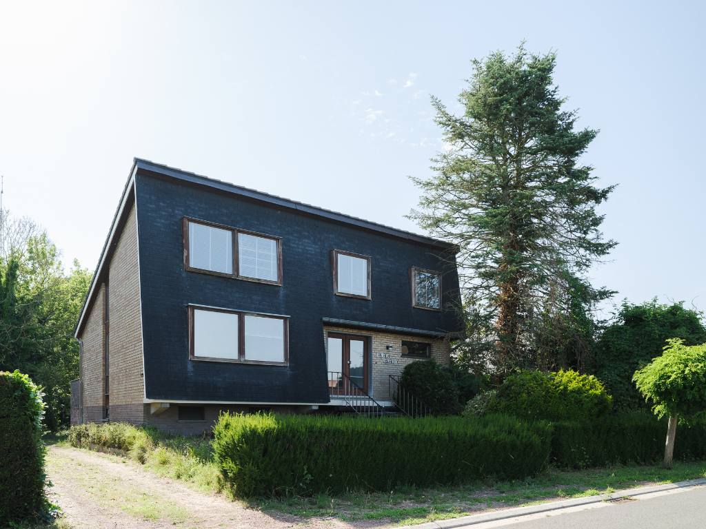Mid-century modern villa met vier slaapkamers, verdeeld over drie niveaus, gelegen op een groen perceel in Lievegem. - photo 2