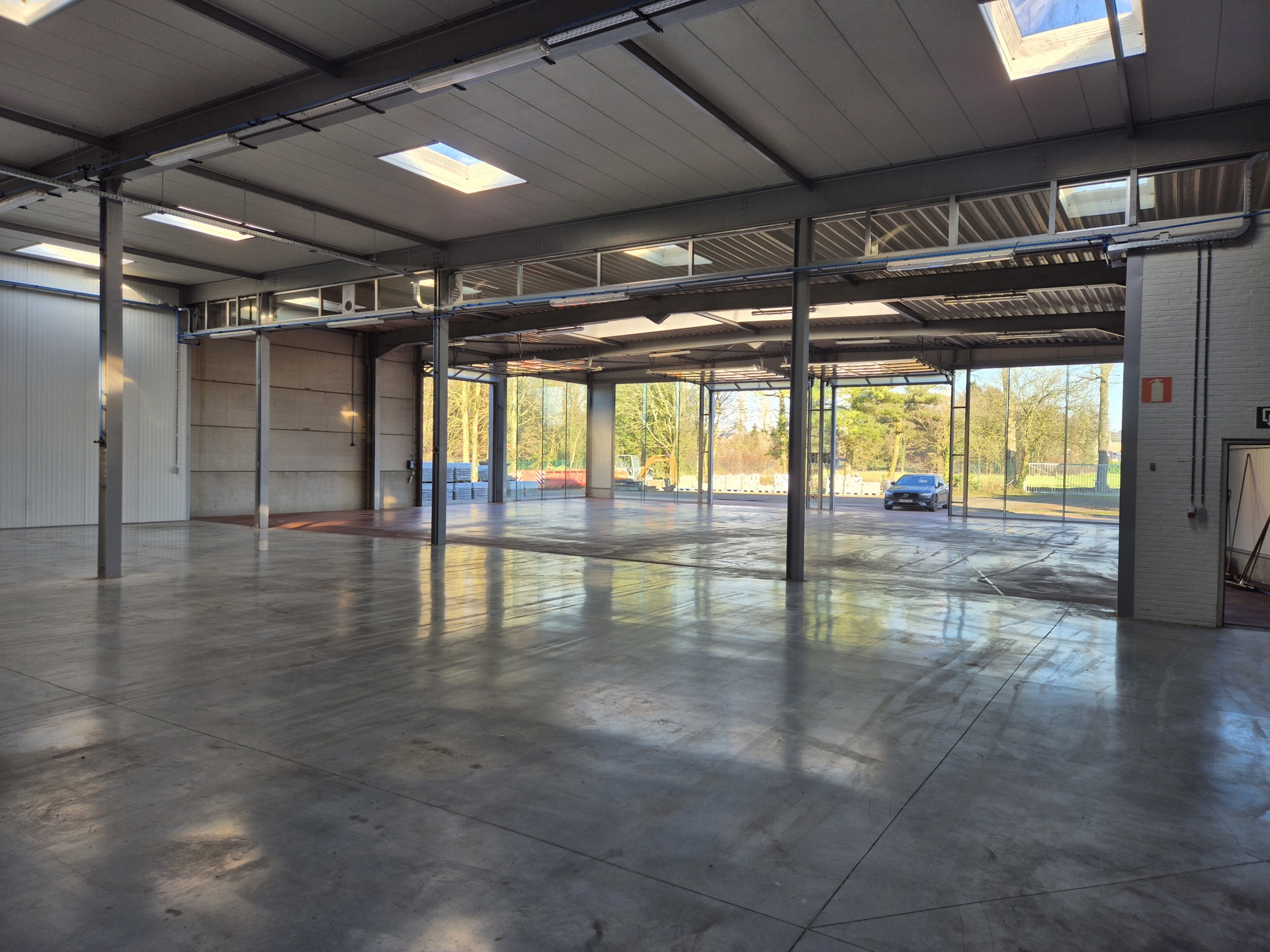 TE HUUR: MULTIFUNCTIONEEL BEDRIJFSGEBOUW - foto 2