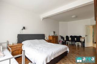 <p><span><span>In een levendige en gegeerde Borgerhoutse wijk, vinden we dit leuk 2 slaapkamer appartement terug. Het bevindt zich in een op het gelijkvloers (“bel-étage”) in een goed onderhouden residentieel gebouw.</span></span></p><p><span><span>De buurt biedt op wandelafstand verschillende voorzieningen met de nodige stadscharme: aangename pleintjes (Moorkensplein, Dageraardplaats), winkels, groen en het openbaar vervoer (waaronder het Centraal Station). In een mum van tijd ben je zo in het stadscentrum of op de Ring van Antwerpen.</span></span></p><p><span><span> </span></span></p><p><span><span>Ideaal voor starters of als investering (huidige huuropbrengsten €900/mnd + €250/mnd vaste kosten)</span></span></p><p><span><span> </span></span></p><p><span><span>Grootste troeven:</span></span></p><p><span><span>-Centrale locatie</span></span></p><p><span><span>-Gunstig EPC (B): 140kWh/m²/jaar</span></span></p><p><span><span>-Goed onderhouden residentieel gebouw</span></span></p><p><span><span>-Conforme elektrische keuring</span></span></p><p><span><span>-Incl. privatieve kelderberging</span></span></p><p><span><span>-Rendement van 5,03%! (aankoopkost incl. registratie!)</span></span></p><p><span><span> </span></span></p><p><span><span>Indeling:</span></span></p><p><span><span>inkomhal met toegang tot de zonnige en ruime leefruimte (30m²) met aansluitend een geïnstalleerde keuken (8m²). Via de hall is er toegang tot de berging alsook de ingerichte badkamer (5m²) met ligbad en een apart toilet. Aan achterzijde bevinden er zich 2 slaapkamers (17m² &amp; 11m²). Waarvan de grootste slaapkamer toegang heeft tot het ruime terras (7m²).</span></span></p><p><span><span> </span></span></p><p><span><span>Voor meer informatie kan u terecht bij Area Partners: Info@area.be of 03/284.60.60</span></span></p>