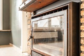 Ontdek dit <strong>ruime tweeslaapkamerappartement (±111 m<sup>2</sup>)</strong>op <strong>de eerste verdieping </strong>van een kleinschalige residentie aan de rand van Sint-Niklaas.<br /><br />Bij het binnenkomen van de <strong>inkomhal (</strong>±<strong>6 m<sup>2</sup>) </strong>wordt u meteen verwelkomd in de <strong>ruime woonkamer (</strong>±<strong>29m<sup>2</sup>) </strong>waar grote ramen zorgen voor een open gevoel.<br />Aansluitend vindt u de <strong>keuken (</strong>±<strong>11m<sup>2</sup>) </strong>met een praktische <strong>berging (</strong>±<strong>3m<sup>2</sup>)</strong>,waar zich de aansluitingen voor wasmachine, droogkast bevinden. <br />Het appartement beschikt verder over twee ruime slaapkamers <strong>(±15 m² en ±16 m²)</strong>, waarvan één met een aansluitende veranda <strong>(±8 m²) </strong>— perfect kan dienen als leeshoek, bureau of hobbyruimte. Daarnaast is er een <strong>badkamer (</strong>±<strong>6 m<sup>2</sup>) </strong>met ligbad, wastafel en toilet.<br /><br />Verwarming gebeurt via centrale verwarming op aardgas.<br /><br /><u><strong>Technisch:</strong></u>
<ul>
	<li>EPC: 289 kwh/m2jaar, label C</li>
	<li>Geen renovatieplicht</li>
	<li>G-&amp;P-score: D&amp;D </li>
	<li>Wg, Vg, Vv, Gmo, Gvkr</li>
</ul>
Dit appartement biedt een betaalbare woonoplossing én is bijzonder interessant voor wie zoekt naar een investering met stabiel rendement.<br />Contacteer ons vandaag nog voor meer informatie of een bezichtiging op 03 369 70 33.