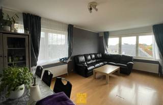 Ruim 3-slaapkamerappartement met terras in Sint-Andries<br />Op slechts 2 km van het station en de Smedenpoort vindt u dit zeer ruime appartement met drie slaapkamers en een aangenaam terras.<br />De garage achteraan het gebouw wordt samen met het appartement verkocht voor €35.000. Ideaal voor comfortabel parkeren, het stallen van fietsen of extra opslagruimte — ook interessant als verhuurinvestering.<br />Het appartement bevindt zich op de derde verdieping, is vlot bereikbaar via de trap en geniet van veel natuurlijke lichtinval.<br />De woning is netjes onderhouden en biedt de mogelijkheid om naar eigen smaak te vernieuwen.<br />G score: A - P Score A