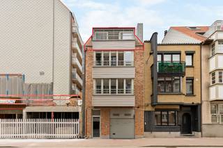 Zonnige duplex met twee terrassen en zijdelings zeezicht in Heist-aan-Zee<br />Deze verzorgde duplex, gelegen in een rustige straat vlak bij de zeedijk van Heist-aan-Zee.<br />Indeling:<br />Bovenverdieping met twee slaapkamers (waarvan één kinderkamer) en een badkamer<br />Aangename leefruimte met directe toegang tot een ruim, zuidgericht terras waar u heerlijk van de zon kunt genieten<br />Keuken aan de voorzijde met aansluitend een tweede terras met zijdelings zicht op zee<br />De grote raampartijen aan voor- en achterzijde zorgen voor een overvloed aan daglicht en creëren een open, luchtig gevoel in het hele appartement.<br />Pluspunten:<br />Kleinschalige residentie met slechts drie wooneenheden, wat zorgt voor extra rust en privacy<br />Inclusief kelderberging<br />Mogelijkheid tot aankoop van een ruime staanplaats op het gelijkvloers.<br /><br />Op wandelafstand van strand, winkels en gezellige eet- en drinkgelegenheden<br />Een ideale uitvalsbasis voor wie wil genieten van het kustleven in alle comfort.<br />Plan nu uw bezoek in!