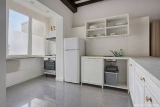 In de levendige Handelstraat, op wandelafstand van winkels, scholen en openbaar vervoer, presenteren wij dit ruime appartement van 115 m² gelegen...