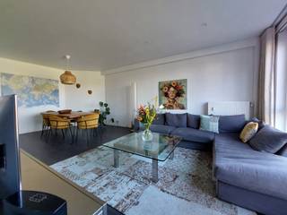 <strong>GEMEUBELD - Park Den Brandt -<span> gerenoveerd </span>twee slaapkamer appartement met zonnig terras ca. 8m²gelegen op de tweede verdieping in residentie 'Dikke Mee' op de hoek van de Beukenlaan en de Eglantierlaan, net op de grens tussen Antwerpen en Wilrijk. Goed onderhouden gebouw op uitstekende locatie nabij Park den Brandt, Nachtegalenpark, belangrijke in-en uitvalswegen, scholen, openbaar vervoer, winkels.<br /><br />INDELING:</strong><br /><span>U komt binnen via de inkomhal, die voorzien is van een vestiairekast en een apart toilet. Vervolgens heeft u toegang tot de aangename en bijzonder lichtrijke LEEFRUIMTE op moderne stenen vloer, waar u geniet van een open groen uitzicht. De moderne KEUKEN is voorzien van een zithoek en opbergkasten. Verder zijn alle toestellen voorzien; spoelbak, oven, een inductievuur, vaatwasmachine, ijskast en een diepvries. Aansluitend bevindt zich ontbijthoek met bar en aansluiting voor de wasmachine.<br /></span><br />De NACHTHAL geeft u toegang tot de twee ruime slaapkamers achteraan beide afgewerkt op stenen vloer<br />SLAAPKAMER 1 ca. 17m²<br />SLAAPKAMER 2 ca. 13,50m²<br />Ingerichte BADKAMER voorzien van een lavabo en een inloop regendouche.<br /><br /><span>Heerlijk genieten kan u op het privatief, zuidgerichte TERRAS ca. 8m² met open en groen uitzicht en is perfect om in alle rust te genieten van een zonnige dag. </span><br /><br />Een privatieve kelder is inbegrepen.<br /><br /><span><strong>BIJZONDERHEDEN:</strong></span><br /><span>* Uitstekend onderhouden gebouw: dak vernieuwd 2018-2019, liften conform, ketels recent vernieuwd, badgesysteem-camerabewaking<br />* Gelegen op toplocatie te Nachtegalenpark, Park den Brandt<br />* Kwalitatief gerenoveerd appartement met leuk meubilair<br /></span><span>* HR-beglazing, uitstekend EPC: 176kWh/m² Label B<br /></span>* <span>Privatieve kelder inclusief</span><br /><span>* Ruim zonnig privatief terras achteraan <br />* Mooi open uitzicht voor- en achteraan</span>