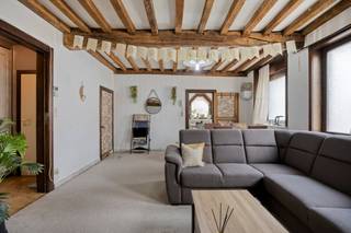 Bent u op zoek naar een investering of een karaktervolle gezinswoning op een uiterst centrale locatie in Gent? Deze charmante stadswoning te koop in de levendige Sleepstraat is ideaal voor u. Met een bewoonbare oppervlakte van 100 m² is dit pand momenteel optimaal ingedeeld en verhuurd als een appartement en een studio. Dit maakt het de ideale opportuniteit voor wie op zoek is naar een stabiele opbrengsteigendom.Wat dit eigendom echter écht uniek maakt, is het enorme potentieel naar de toekomst toe. Met enkele gerichte aanpassingen vormt is er zich een mogelijkheid om dit pand om te vormen tot een gezellige, volwaardige gezinswoning. De indeling leent zich perfect tot het creëren van een open leefruimte met keuken, terwijl de bovenliggende verdiepingen ruimte bieden voor meerdere volwaardige slaapkamers en een comfortabele badkamer.De locatie is een absolute troef: gelegen in de Sleepstraat bevindt u zich te midden van een buurt met winkels, openbaar vervoer en gezellige eetgelegenheden, en dat alles op wandelafstand van het historische centrum van Gent. Of u nu kiest voor de onmiddellijke huuropbrengsten of er uw eigen woning van maakt; de flexibiliteit van dit pand is een zeldzame troef. Troeven:- Nabij stadscentrum- Veel mogelijkheden Interesse? Contacteer ons voor een bezoek ter plaatse. Bestuursmaatregelen in het maatregelenregister: nee