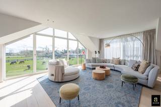 Uitzonderlijke eigendom met een uniek open zicht op de Hazegraspolders, vlakbij het Oosthoekplein. Indeling: inkomhal met vestiaire. Volledig ingerichte keuken met keukentoestellen Miele (combi, micro, stoomoven, grote oven, wijnfrigo,...), lichtrijke leefruimte met eetplaats genietend van het uitgestrekte open zicht naar de polders, haard op bio ethanol. Gastentoilet met extra berging. 3 volwaardige slaapkamers waarvan 2 slaapkamers met elk hun privatieve douchekamer en de master kamer met aansluitend badkamer met ligbad, douche, dubbele lavabo en toilet. Alle kamers zijn voorzien van ingemaakte kasten. Op de begane grond bevindt zich een charmante tuin met terras. Inpandige ruime garage voor 2 wagens, volledige kastenwand en wasplaats. Elektrisch oplaadpunt. 2 parkeerplaatsen buiten en 1 bezoekersparking. De woning is rustig gelegen op wandelafstand van het Zwin, de zee en de winkels. Luxe afwerking met mooie materialen. Vloerverwarming, alarm.