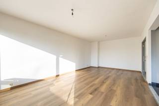 <h3><span>Appartement prêt à l'emploi avec vue sur la verdure</span></h3><p><span>Dans le </span><span>Leiebos</span><span>, </span><span>au troisième étage</span><span> d'un immeuble calme et bien entretenu, vous trouverez cet </span><span>appartement d'une chambre à coucher, prêt à l'emploi</span><span>. </span><span> Grâce à la </span><span>terrasse donnant sur la petite place et la verdure environnante</span><span>, vous vivez ici agréablement au calme, toutes les commodités étant accessibles à pied.</span></p><p><span>Avantages :</span></p><ul><li><span>Appartement au </span><span>3ème étage</span></li><li><span>Ascenseur</span></li><li><span>Porte blindée</span></li><li><span>Prêt à emménager</span></li><li><span>Terrasse avec vue sur la verdure</span></li><li><span>Immeuble calme</span></li><li><span>Idéal pour une </span><span>occupation personnelle ou une location</span></li><li><span>Situation centrale</span></li></ul><p><span>Faits :</span></p><ul><li><span>Chambres : 1</span></li><li><span>Etage : troisième étage</span></li><li><span>Terrasse : oui</span></li><li><span>Ascenseur : oui</span></li><li><span>Porte de sécurité : oui</span></li><li><span>Situation : Leiebos</span></li></ul><p><span>Description:</span><span><br />L'ascenseur permet d'accéder à l'appartement situé au troisième étage. En entrant, on remarque immédiatement le </span><span>caractère soigné et prêt à l'emploi</span><span>. </span><span> Le salon bénéficie d'une lumière agréable et s'ouvre sur la </span><span>terrasse</span><span>, d'où l'on domine la place et la verdure, un endroit agréable pour se détendre.</span></p><p><span>La cuisine est attenante à l'espace de vie et est efficacement équipée. De plus, l'appartement dispose d'</span><span>une chambre à coucher</span><span>, située au calme, et d'une salle de bain fonctionnelle. </span><span>La porte blindée</span><span> augmente le confort de vie et le sentiment d'intimité.</span></p><p><span>L'emplacement est un atout absolu : </span><span>central mais calme</span><span>, avec un grand supermarché, les transports en commun et d'autres commodités accessibles à </span><span>pied</span><span>.</span></p><p><span>Un endroit compact pour vivre avec la paix, la lumière et l'accessibilité.a</span></p>