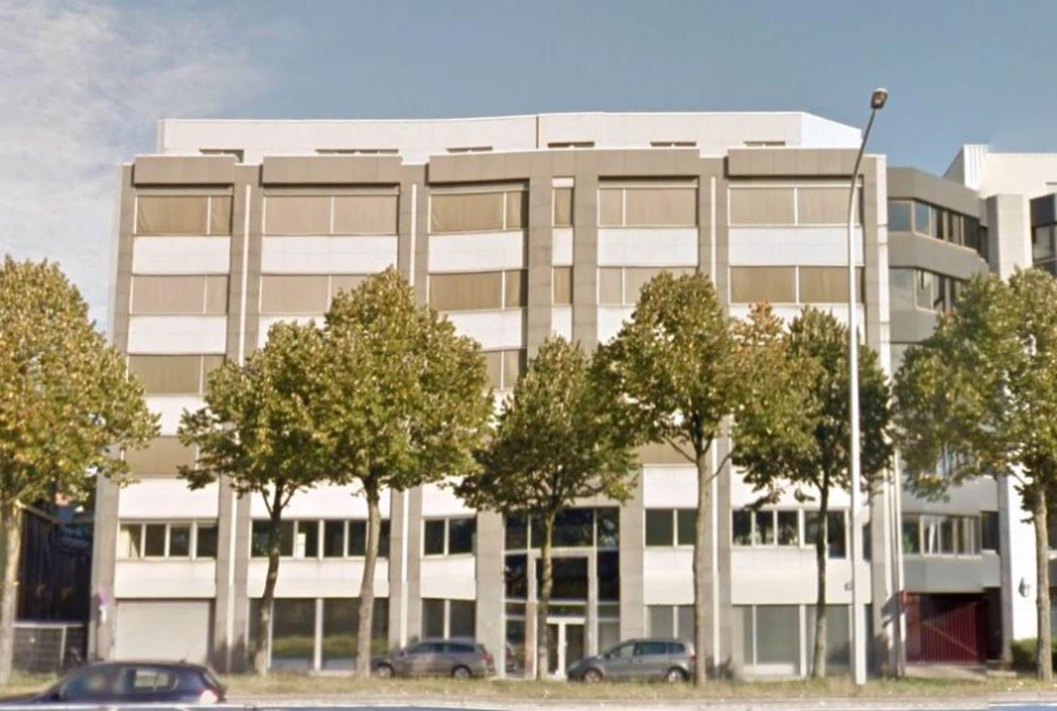 Office space for rent, situated close to the E19. Bus and tram on walkable distance.
