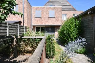 <p>Bent u op zoek naar een comfortabel, rustig en uitstekend gelegen woning voor een tijdelijke huurperiode van één jaar? Dan is deze woning te Maria-Aalter precies wat u zoekt! De woning geniet van een uitstekende ligging vlakbij het station van Maria-Aalter, met een vlotte treinverbinding naar Gent, Brugge, Oostende en Brussel. Ook de E40 bevindt zich vlakbij, waardoor de woning bijzonder geschikt is voor professionals die zich gemakkelijk willen verplaatsen. <strong>Ideaal voor expats, projectmedewerkers en tijdelijke professionele opdrachten.</strong><br />Met een genereuze bewoonbare oppervlakte van 167 m² en een perceel van 189 m² is dit een instapklare thuis die alle verwachtingen overtreft. Bij binnenkomst wordt u verwelkomd in een lichte en ruime woonkamer, waar comfort en sfeer samenkomen. Een aansluitende eetkamer met open keuken vormt de ideale plek voor gezellig samenzijn. Verder zorgt een onderhoudsvriendelijk tuintje met praktische terras voor een ideale binnen-buiten beleving. Verder beschikt de woning over 3 comfortabele en ruime slaapkamer(s), een goed onderhouden en praktische badkamer en nog een extra verdiep waar de invulling nog op u wacht.<br /><br />De moderne architectuur en het onderhoudsvriendelijke aspect maken deze woning meer dan een simpel huis; het is een warm thuis waar u zich direct welkom zult voelen en dit nabij winkels, horeca, recreatie/park en dagelijkse voorzieningen. <br /><br /><u><strong>Belangrijk!</strong></u> <strong>deze woning wordt uitsluitend aangeboden voor tijdelijke bewoning gedurende één jaar.</strong> Ze is bedoeld voor kandidaten die reeds een hoofdverblijfplaats hebben of slechts tijdelijk in de regio verblijven. De woning is niet bedoeld als hoofdverblijfplaats met domicilie. Wij zoeken een correcte huurder die respect heeft voor de woning en de rustige omgeving.<br /><strong>Beschikbaar vanaf: 1 november 2026 </strong><br />Huurprijs: € 1000 per maand. <br /><strong>Interesse? </strong>Neem contact op met <strong>Kim</strong> voor meer informatie of een bezichtiging via <strong>0477 751 893</strong> of <strong>kim@lannimmo.be</strong><br /> </p>