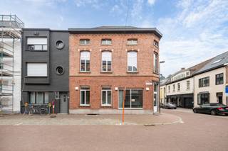 Commercieel pand met appartement op toplocatie in het hart van WesterloOp een perceel van 95 m² bevindt zich dit veelzijdige pand met een commerciële...