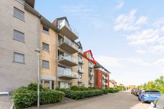 [[ DIT PAND NEEMT DEEL AAN DE ERA OPEN HUIZEN DAG OP 6/12 VAN 13:00 TOT 14:00 ]]
<br /><strong>Ruim en instapklaar appartement in hartje Veurne. </strong><br /><br />Dit verzorgde appartement is gelegen in het centrum van Veurne en biedt heel wat comfort. <br /><br /><strong>Indeling: </strong><br />Op het gelijkvloers vind je een inkomhal met gastentoilet, een lichtrijke woonkamer en een volledig uitgeruste keuken (met oven, vaatwasser, enkele spoelbak, kookplaat en dampkap), die aansluit op een aparte eetruimte. <br />Mogelijkheid om nog een extra slaapkamer te maken op het gelijkvloers. <br /><br />De eerste verdieping omvat een nachthal, twee slaapkamers, een badkamer met ligbad, douche en dubbele wastafel. Verder in de gang heb je nog een extra apart toilet. <br /><br />Je geniet van veel buitenruimte, dankzij de 3 terrassen aan zowel de voor- als achterzijde van het appartement.<br /><br />Een autostaanplaats voor het gebouw is inbegrepen in de prijs. <br />DAARNAAST IS ER DE MOGELIJKHEID OM EEN GARAGE IN HET GEBOUW AAN TE KOPEN. <br /><br /><strong>Interesse? </strong><br />Neem contact op via 058 31 58 58 of mail naar hanne@eravandenbussche.be