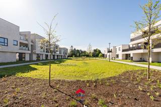<p><strong>Residentie De Admiraliteit:</strong> Wonen in midden <strong><em>in het centrum, groen en rustig gelegen</em></strong> in een binnengebied aan een <strong><em>verkeersvrij</em></strong> park.</p><p>In het kerngebied van Lommel, tussen de Hees, Hezerpad, Nachtegaalstraat en Vreyshorring realiseert Aristas een prachtig woonproject &quot;Residentie De Admiraliteit&quot;.</p><p>Dit eigentijds woningbouwproject bestaat uit <strong><em>24 appartementen</em></strong>, steeds met ruime terrassen of tuinen en voorzien van ondergrondse parkeerplaatsen en bergingen.</p><ul><li>Prachtige locatie: rustig, in het groen én in het centrum</li><li>Eigentijdse architectuur</li><li>Zonnepanelen &amp; warmtepomp</li><li>BEN-woningen &amp; appartementen</li><li>E-peil kleiner of gelijk aan 30</li></ul><p>De residentie is voorzien van:</p><p>· Gemeenschappelijke ontspanningsruimte van 60m²</p><p>· Ondergrondse parkings</p><p>· Ondergrondse fietsenstalling</p><p>Aankoop onder BTW-stelsel &amp; Wet Breyne: 12% op de grondwaarde &amp; 21% op het constructie-aandeel.</p><ul><li>3 slaapkamer appartement vanaf €348.000,-</li><li>4 slaapkamer appartement vanaf €444.000,-</li></ul><p>Graag meer informatie over dit prachtig project?</p><p>Maak een afspraak via 011 550 440 of info@eratournier.be</p>