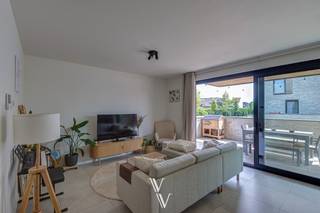 Dit mooi gelijkvloersappartement is gelegen aan de achterkant van deze residentie, gericht naar de tuin. Het beschikt over een groot terras...