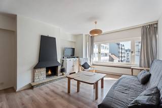 Deze interessante eigendom bevindt zich op een <strong>uitstekende</strong> <strong>locatie</strong>, pal in het <strong>centrum</strong> van <strong>Blankenberge</strong>, op slechts enkele stappen van het station.<br /><br />Het appartement beschikt over een <strong>ruime</strong>, <strong>lichtrijke</strong> <strong>woonkamer</strong> met een <strong>onderhoudsvriendelijke</strong> <strong>laminaatvloer</strong>. De aparte <strong>keuken</strong> is <strong>uitgerust</strong> met <strong>losstaande</strong> <strong>toestellen</strong> en biedt toegang tot een <strong>praktisch</strong> <strong>terras</strong>. Aansluitend is er een handige <strong>berging</strong> met <strong>aansluiting</strong> voor een <strong>wasmachine</strong>. Via de ruime inkomhal bereikt u de <strong>volwaardige</strong> <strong>slaapkamer</strong>, die uitgeeft op een <strong>comfortabel</strong>, <strong>overdekt</strong> <strong>balkon</strong>. Verder is er een <strong>aparte</strong> <strong>badkamer</strong> met <strong>ligbad</strong> (<strong>voorzien</strong> van <strong>douchefunctie</strong>) en lavabo, alsook een <strong>afzonderlijk</strong> <strong>toilet</strong>.<br /><br />Het appartement wordt <strong>verwarmd</strong> op <strong>gas</strong> via een <strong>condenserende</strong><strong> </strong>ketel, heeft een <strong>gunstig</strong> <strong>EPC</strong> en beschikt over een <strong>blanco</strong> <strong>elektrische</strong> <strong>keuring</strong>. Bovendien is er een <strong>privatieve</strong> <strong>kelderberging</strong> inbegrepen en een <strong>gemeenschappelijke</strong> <strong>ruimte</strong> voor het plaatsen van <strong>fietsen</strong>.<br /><br />Kortom, een <strong>ideale</strong> <strong>investering</strong> op een toplocatie aan de kust!