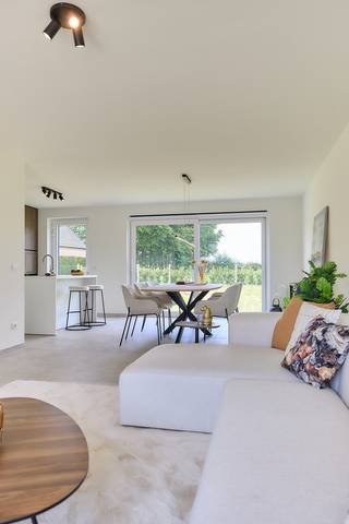 Hectaar bouwt energiezuinige en praktisch ingerichte nieuwbouwwoningen binnen een kleinschalig project van 3 woningen op een zeer centrale ligging te Vilvoorde.<br />De woning is zeer centraal gelegen nabij Brussel en Zaventem en heeft verschillende winkels en scholen in de directe omgeving. De rechtstreeks verbinding naar verschillende invalswegen maakt de locatie ideaal voor mensen die bereikbaarheid zoeken in een groene omgeving.<br /><br />Bij elke woning krijgt de koper de kans om volledig inspraak te hebben in de inrichting en afwerking van de woning. In samenspraak met onze betrouwbare partnerleveranciers kies je zelf de materialen en afwerking volgens smaak en budget – zo maak je van deze woning écht jouw thuis.<br /><br />Indeling Lot 02:<br />Gelijkvloers: Inkomhal met gastentoilet, ruime leefruimte met open keuken (52,7m²) en garage (21,7m²)<br />Verdieping: Nachthal met apart toilet, 3 zeer ruime slaapkamers (16,2m² - 16,1m² - 13m²), badkamer uitgerust met ligbad, inloopdouche en dubbele lavabomeubel<br />Zolder: Toegankelijk via het zolderluik - ideaal als extra opbergruimte<br /><br />Troeven van deze woning:
<ul>
<li>Energiezuinig wonen</li>
<li>Lucht/water warmtepomp, zonnepanelen en vloerverwarming </li>
<li>Ruime percelen, west georiënteerd. </li>
<li>Regenwaterput 7.500l aangesloten op toiletten/wasmachine/buitenkraan</li>
<li>Mogelijkheid plaatsen aparte garage</li>
<li><strong>Aankoop mogelijk aan 6% btw!</strong> </li>
</ul>
Wens je meer informatie, contacteer ons vandaag nog voor meer informatie of een afspraak op kantoor te Asse. <br /><span>(Foto's zijn referentiebeelden van voorgaande projecten)</span>