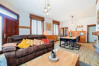 We Invest vous propose cette charmante maison d'habitation trois façades, idéalement située dans la ville d'Enghien, très proche de la gare.Elle se...