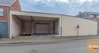 VLIERZELE - Nabij toegangswegen N9, N46 en E40 ligt deze loods ideaal voor opslag. Het magazijn is voorzien van elektriciteit en elektrische poort...