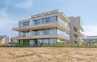 <br />KNAP NIEUWBOUWAPPARTEMENT OP DE EERSTE VERDIEPING IN RESIDENTIE BELLA VISTA, MET RUIM TERRAS, PRACHTIG UITZICHT EN OVERDEKTE PARKEERPLAATS MET VERBONDEN BERGING, VLAK BIJ HET CENTRUM VAN BILZEN<br /><br />Dit instapklaar nieuwbouwappartement vinden we terug op Meershoven 62 te Bilzen, in de recent opgerichte residentie Bella Vista. Het appartement is gelegen op slechts enkele minuten van het bruisende centrum. Dankzij de centrale ligging zijn alle voorzieningen, zoals winkels, scholen en horeca, in de nabije omgeving gelegen. De omliggende dorpen en steden zijn vlot bereikbaar via het openbaar vervoer, bushalte op 50m van de residentie, of via de E313, bereikbaar in slechts enkele minuten.<br /><br />Boven op de ligging weet residentie Bella Vista zich moeiteloos te onderscheiden van ander aanbod door haar stijlvolle hedendaagse architectuur met opvallend aantrekkelijke gevels, de kwalitatieve afwerking en de duurzame bouwkwaliteit.<br /><br />Het appartement is bovendien voorzien van vloerverwarming, warmtepomp, individuele zonnepanelen en grondige isolatie waardoor het energieverbruik voor de huurder zeer beperkt blijft. Verder beschikt het appartement over een ruim overdekt terras met prachtig uitzicht op het achterliggende landbouwgebied en het centrum van Bilzen, ondergrondse parkeerplaats met verbonden kelderberging en een gemeenschappelijke fietsenberging. <br /><br /><br />De indeling van het appartement is als volgt:<br />- Brede inkomhal met gastentoilet<br />- Ruime en zeer lichtrijke leefruimte met open keuken. De keuken is voorzien van koelkast, combi-oven, vaatwasser en kookplaat met afzuigkap.<br />- Berging met voorzieningen voor wasmachine/droogkast en diepvriezer.<br />- 2 ruime volwaardige slaapkamers.<br />- Badkamer voorzien van een ruime inloopdouche en dubbele lavabo.<br />- Terras van 17,2 m2<br />- Parlofoon <br />- Lift<br /><br />Het appartement is meteen beschikbaar.<br />