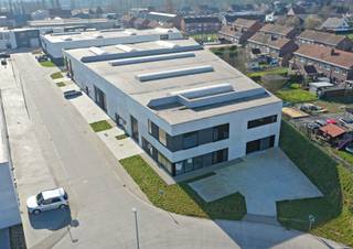 Laatste nieuwbouw KMO-unit met een oppervlakte van 265 m² in combinatie met een kantoorruimte/conciërgewoning van 288 m² op een perceel van 780 m² te koop.<br />Vlot bereikbaar dankzij de ligging op amper +/- 3 km van de Gentseweg (N43) en op +/- 9 km van de E17 op- en afrit 5 Waregem.<br /><br />De magazijnen (brandklasse C) zijn opgebouwd uit een robuuste staalstructuur met geïsoleerde betonpanelen en beschikken over een vrije hoogte van 7 meter. Elk pand is voorzien van een automatische sectionale poort (4 m breed x 4,5 m hoog) met een aparte loopdeur, een lichtstraat en een polybetonvloer. Door de ruime raampartijen aan de voorzijde is er de mogelijkheid om een kantoor of showroom in te richten, eventueel met een verdiepingsvloer. Elk unit beschikt bovendien over een afzonderlijke regenwaterput (10.000 liter) en privéparkeerplaatsen. Geschikt voor diverse activiteiten zoals opslag, productie, enz. Direct beschikbaar!<br /><br />Voor meer informatie of een vrijblijvend plaatsbezoek, neem contact op met Henry Van Tornhout via +32 474 13 37 93 of henry@kmovastgoed.be.<br />