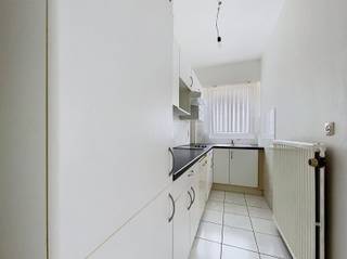 <p><span>Gezellig gelijkvloers appartement met garage op een centrale ligging in Brasschaat</span></p><p><span>Op een gunstige locatie nabij het centrum van Brasschaat, op wandelafstand van scholen, winkels en openbaar vervoer, bevindt zich dit instapklare gelijkvloerse appartement. </span></p><p><span>Het appartement heeft een lichtrijke leefruimte met open, ingerichte keuken voorzien van kookplaat, dampkap en koelkast. Verder beschikt het appartement over twee volwaardige slaapkamers van ca. 16 m² en 10 m², een praktische berging en een badkamer uitgerust met een ligbad met douchevoorziening, een enkele lavabo en een toilet.</span></p><p><span>Achteraan bevindt zich een aangenaam koertje van circa 10 m². Een extra troef is de garage aan de achterzijde van het gebouw, die zorgt voor bijkomende opslagruimte of een veilige parkeerplaats.</span></p><p><span>Gemeenschappelijke kosten: 25/maand.</span></p>