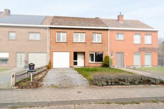 <p><strong>Ruime gezinswoning op perceel van 387 m² te Gent</strong></p>

<p>Op zoek naar een ruime woning met tal van mogelijkheden? Deze eigendom, gelegen aan de Sint-Laurentiuslaan 35 in Gent, biedt u een mooie combinatie van ruimte, comfort en een aangename ligging.</p>

<p>De woning beschikt over een bewoonbare oppervlakte van 185 m² en omvat vier volwaardige slaapkamers, ideaal voor gezinnen of wie extra ruimte wenst voor een bureau of hobbykamer. Verder is er een badkamer en een apart gastentoilet voor extra comfort.</p>

<p>De lichtrijke leefruimtes zorgen voor een aangename woonbeleving, terwijl de inpandige garage perfect dienstdoet als bergruimte of parkeerplaats. Daarnaast beschikt de woning over een oprit en een voortuin, wat bijdraagt aan de praktische toegankelijkheid en uitstraling van het geheel.</p>

<p>Het perceel van 387 m² biedt voldoende buitenruimte om te genieten van het buitenleven, zonder het onderhoud van een al te grote tuin.</p>

<p>Met een EPC-label C (227 kWh/m² jaar) is deze woning bovendien energiezuinig volgens de huidige normen.</p>

<p>Kortom, een ideale woning voor wie op zoek is naar ruimte en comfort in Gent.</p>

<p>Interesse? Contacteer ons vandaag nog voor een bezoek!</p>