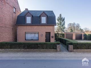 <p>Open bebouwing in het centrum van Balen met een groot perceel en ontwikkelingspotentieel.<br /><br />Deze woning uit 1977 is centraal gelegen in Balen en biedt heel wat mogelijkheden voor wie op zoek is naar ruimte en potentieel. Dankzij het grote perceel geniet je hier van een aangename buitenruimte en tal van toekomstmogelijkheden. De praktische indeling met drie slaapkamers maakt de woning geschikt voor gezinnen, terwijl de centrale ligging zorgt voor een vlotte verbinding naar winkels, scholen en openbaar vervoer. Een interessante opportuniteit voor wie een huis wil kopen in Balen met renovatie- of ontwikkelingsmogelijkheden.<br /><br />Belangrijkste ruimtes:</p>

<ul><li>Woonkamer met inbouwcassette en veel natuurlijk licht</li><li>Keuken uitgerust met dubbele spoelbak, dampkap, koelkast en oven</li><li>3 slaapkamers met verschillende indelingsmogelijkheden</li><li>Badkamer met ligbad en enkele wastafel in meubel</li><li>Apart toilet</li><li>Wasplaats met aansluiting voor wasmachine</li><li>Garage met kantelpoort</li><li>Kelder met extra bergruimte</li></ul>

<p>Troeven:</p>

<ul><li>Centrale ligging in het centrum van Balen</li><li>Groot perceel met veel mogelijkheden</li><li>Interessant ontwikkelingspotentieel</li></ul>

<p><br />Neem vandaag nog contact op met je ERA-makelaar voor een bezoek.<br /><br />JOUW DROOMHUIS. ZO GEVONDEN!</p>