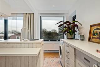 Licht, ruimte en zon in het hartje van BorgerhoutWelkom in dit prachtige twee-slaapkamer hoekappartement op de vierde verdieping, gelegen in het...