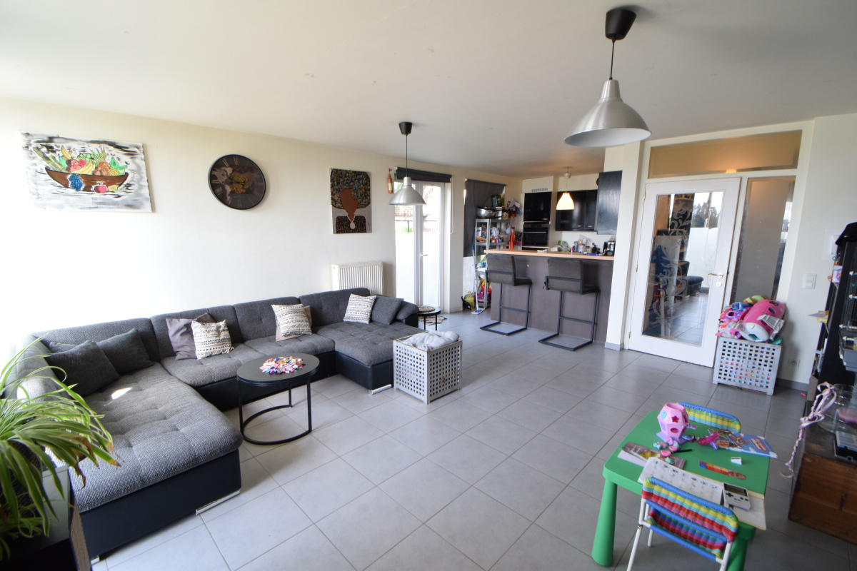 Ruim GELIJKVLOERS appartement met 2 slaapkamers, tuin en garage. - foto 4