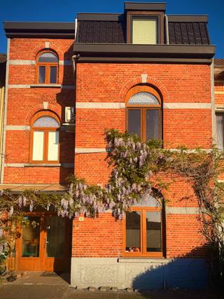 Zoek je een instapklare woning met opvallend veel ruimte, een slimme indeling en een groene tuin? Deze recent gerenoveerde woning combineert de charme van een klassieke gevel met eigentijds wooncomfort. <br /><br />Doordacht gelijkvloers: <br /><br />Ruime inkomhal met ingemaakte kasten, gastentoilet en toegang naar berging en een volwaardig bureau/speelkamer. De L-vormige leefruimte loopt over in een lichtrijke Scandinavische geïnspireerde keuken met kookeiland, combi-/stoomoven en aansluitende berging. Via de leefruimte stap je het terras op met gezellige tuin die uitkijkt op groengebied wat zorgt voor een heerlijk gevoel van rust en privacy.<br /><br />Voldoende ruimte voor een groeiend gezin: <br /><br />1e verdieping: 2 grote slaapkamers (1 met dressing) en moderne hoofdbadkamer (regendouche, hoekbad, dubbele lavabo). <br /><br />2e verdieping: 2 slaapkamers, extra logeer-/dressingkamer en 2e badkamer met douche en lavabo. <br /><br />Zolder: Grote bergzolder met afwerkingspotentieel (hobby/slaapkamer). <br /><br />Energie &amp; Comfort: <br /><br />EPC 115 kWh/m² (vlakbij 100 kWh/m² 2050-norm), 13 zonnepanelen, Vaillant Smarth HR-ketel, airco/warmtepompen (leefruimte + 4 slaapkamers), aansluiting pelletkachel voorzien. <br /><br />Toplocatie:<br /><br />Gelegen in een levendige warme buurt nabij winkels, scholen, Gentbrugse Meersen, klim/skatezaal en zorgvoorzieningen. <br /><br />OV: Tram/bus op 2 min. wandelen, <br />Trein 7 min. fietsen <br />Fiets: 10 min. tot centrum Gent <br />Auto: 3 min. van E40/E17 <br /><br />Een zeldzaam compleet huis vol licht, ruimte en energiezuinig comfort.<br /><br />De algemene voorwaarden van Dewaele DIY kunt u steeds raadplegen via dewaele.com.<br /><br />Bestuursmaatregelen in het maatregelenregister: nee