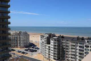 Rêvez-vous de vivre au bord de la mer, entouré de lumière, de soleil et d’espace ? Alors cet exceptionnel appartement d’angle avec vue latérale sur la mer et vaste terrasse ensoleillée est exactement ce que vous recherchez. Cet appartement élégant, doté d’un label énergétique PEB A, offre un cadre de vie confortable et de grande qualité sur la côte.<br />Grâce à son orientation plein sud, vous profitez du soleil tout au long de la journée, avec une magnifique vue latérale sur la mer et un panorama unique sur l’arrière-pays. Une combinaison idéale de calme, d’ouverture et d’expérience côtière.<br /><strong>Disposition</strong>
<ul>
	<li><span>Hall d’entrée avec placards intégrés et toilettes séparées</span></li>
	<li><span>Toilettes invités séparées</span></li>
	<li><span>Séjour lumineux avec espace salle à manger, où l’intérieur et l’extérieur se fondent harmonieusement grâce aux larges baies vitrées</span></li>
	<li><span>Cuisine ouverte moderne, entièrement équipée d’appareils de qualité : réfrigérateur, congélateur, four, four à micro-ondes, lave-vaisselle et vastes plans de travail</span></li>
	<li><span>Deux chambres à coucher spacieuses, avec armoires encastrées</span></li>
	<li><span>Grand débarras avec raccordement pour machine à laver</span></li>
	<li><span>Débarras privatif dans l’immeuble, idéalement situé à proximité de l’ascenseur</span></li>
</ul>
<strong>Atouts supplémentaires</strong>

<ul>
	<li><span>Possibilité d’acquérir un emplacement de parking dans l’immeuble, à proximité immédiate de l’ascenseur</span></li>
	<li><span>Chauffage par le sol dans l’ensemble de l’appartement</span></li>
	<li><span>Local à vélos commun spacieux</span></li>
</ul>
<strong>En résumé</strong>

<ul>
	<li><span>Superbe appartement d’angle avec vaste terrasse ensoleillée</span></li>
	<li><span>Orientation sud avec vue latérale sur la mer</span></li>
	<li><span>Vue panoramique sur l’arrière-pays</span></li>
	<li><span>Deux chambres à coucher spacieuses</span></li>
	<li><span>Cuisine moderne entièrement équipée</span></li>
	<li><span>Débarras dans l’immeuble</span></li>
	<li><span>Emplacement de parking en option</span></li>
	<li><span>Économe en énergie (PEB A)</span></li>
	<li><span>Vente sous le régime des droits d’enregistrement</span></li>
</ul>
Cet appartement est un véritable joyau sur la côte, idéal pour ceux qui recherchent confort, tranquillité et finitions haut de gamme dans un cadre unique.<br /><strong>Intéressé(e) ?</strong><br />Contactez-nous rapidement pour plus d’informations ou pour organiser une visite, par e-mail à <strong>nicolas@jolieinvest.be</strong> ou par téléphone au <strong>0495/50.69.20</strong>.<br />Cet appartement unique est une opportunité rare sur la côte — ne la laissez pas passer.<br /> 