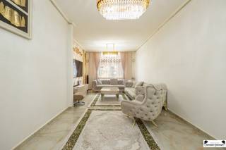 <p> </p><p><span><span>Op een centrale en locatie, bevindt zich deze karaktervolle en gerenoveerde woning met een bewoonbare oppervlakte van ca. 184 m². De woning werd in 2006 volledig gerenoveerd met oog voor comfort, kwaliteit en stijl, waarbij authentieke elementen en hedendaags wooncomfort mooi in balans zijn gebracht.</span></span></p><p><span><strong><u>Indeling:</u></strong></span></p><p><span><span>Bij het binnenkomen word je verwelkomd in een gezellige en ruime leefruimte met aansluitend een ingerichte keuken met de nodige toestellen. Achteraan bevindt zich de veranda, die toegang verleent naar de gezellige stadskoer.</span></span><br /><span><span>Op het gelijkvloers is ook een eerste badkamer aanwezig met inloopdouche, lavabo, toilet en aansluitingen voor wasmachine en droogkast.</span></span></p><p><span><span>Op de eerste verdieping bevindt zicht een tweede</span><strong> </strong><span>volwaardige leefruimte en keuken die voorzien is van de nodige toestellen, wat heel wat flexibiliteit biedt qua indeling: ideaal voor wie graag een aparte zithoek, bureau of speelruimte voorziet.</span></span><br /><span><span>Tevens is er ook een tweede badkamer met ligbad, toilet en lavabo aanwezig. De eerste slaapkamer heeft een oppervlakte van ca. 18,5 m<sup>2</sup> en is voorzien van een laminaat vloer.</span></span></p><p><span><span>De tweede verdieping beschikt nog over twee extra slaapkamers met een oppervlakte van 18,5 m<sup>2</sup> en ca. 11 m<sup>2</sup>.</span></span></p><p><span><strong><u>Troeven:</u></strong></span></p><ul><li><span><span>Gerenoveerd in 2006</span></span></li><li><span><span>3 slaapkamers &amp; 2 badkamers</span></span></li><li><span><span>2 leefruimtes voor flexibele indeling</span></span></li><li><span><span>Gezellige stadskoer</span></span></li><li><span><span>Gelegen in opkomende buurt met goede bereikbaarheid en voorzieningen in de buurt</span></span></li></ul><p><span><span>Ben je op zoek naar een ruime stadswoning met karakter én buitenruimte in 2060 Antwerpen? Dan is dit misschien wel jouw nieuwe thuis.</span></span></p>