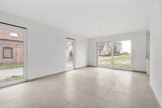 Op een uiterst rustige en landelijke locatie in Pottes (Celles) bevindt zich deze energiezuinige halfopen nieuwbouwwoning. Hier geniet u dagelijks van rust, ruimte en prachtige vergezichten over de omliggende velden, terwijl voorzieningen en verbindingswegen vlot bereikbaar blijven.<br /><br />Bij het betreden van de woning komt u terecht in de inkomhal met gastentoilet. Van hieruit heeft u toegang tot de lichtrijke leefruimte, waar grote raampartijen zorgen voor een aangename connectie met de tuin (die nog wordt aangelegd) en het omliggende landschap. De open keuken werd volledig uitgerust met alle hedendaagse toestellen en vormt samen met de woonkamer een gezellige en functionele leefomgeving.<br /><br />Verder beschikt het gelijkvloers over een ruime inpandige garage, die naast parkeergelegenheid ook extra opslagmogelijkheden biedt.<br /><br />Op de eerste verdieping bevinden zich drie volwaardige slaapkamers, een afzonderlijk toilet en een ruime badkamer (die nog geschilderd wordt) uitgerust met een ligbad, douche en dubbele wastafel. Dankzij de doordachte indeling biedt deze woning alle comfort voor gezinnen die op zoek zijn naar een kwalitatieve nieuwbouwwoning.<br /><br />Ook op technisch vlak voldoet deze eigendom aan de hedendaagse normen. Zo beschikt de woning over vloerverwarming op aardgas, zonnepanelen en een regenwaterput van maar liefst 10.000 liter, wat bijdraagt aan een energiezuinige en duurzame woonervaring.<br /><br />De absolute troef van deze eigendom is zonder twijfel het prachtige open zicht op de achterliggende velden, waardoor u elke dag kan genieten van een uniek gevoel van rust en vrijheid.<br /><br />De woning is onmiddellijk beschikbaar.<br /><br />Interesse in deze nieuwbouwwoning in Pottes? Dien dan eenvoudig uw bezoekaanvraag in via de website van Immo Francois. Wij nemen graag contact met u op om een bezoekmoment in te plannen.<br /><br />