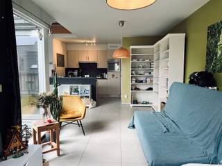 Dit duplex appartement is gelegen op de tweede verdieping in het centrum van Vrasene. U beschikt over een terras en een achterliggende garagebox.U betreedt het appartementencomplex via de algemene inkomhal, zowel via de lift als via de trap bereikt u de inkomdeur van het appartement. De indeling van het appartement is als volgt: U betreedt het appartement via de inkomhal met apart toilet. Verder door is er de lichtrijke eetruimte, open ingerichte keuken met aansluitend de berging en living met toegang tot het terras. Verder heeft u één slaapkamer en een badkamer, voorzien van ligbad met douchefunctie en dubbele lavabo met lavabomeubel. Via de houten trap bereikt u de bovenste verdieping, waar u meteen terechtkomt in een grote open polyvalente ruimte (kan volledig ingericht worden naar wens) en een tweede zeer ruime slaapkamer. Nog enkele troeven van dit appartement: centrale verwarming op aardgas, instapklaar, veel lichtinval, achterliggende garagebox aan € 50,00/maand (verplicht), mogelijkheid tot huren van extra autostaanplaats achteraan (€30/maand), geen algemene kosten, laag E-peil en het appartement is vrij vanaf 1 oktober 2026.Interesse? Aarzel zeker niet om ons vrijblijvend te contacteren en mail naar verhuur@bebuild.be