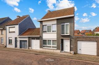 Op zoek naar een ruime woning met veel leefruimte, 3 slaapkamers en een praktische indeling? Dan is deze woning in de Veldstraat 130 te Hamme zeker een bezoek waard!<br /><br />Met een bewoonbare oppervlakte van maar liefst 225 m² biedt deze woning bijzonder veel ruimte en mogelijkheden. Vooraan én achteraan beschikt de woning over een ruime leefruimte, waardoor er zowel plaats is voor een gezellige zithoek als een royale eet- of leefruimte.<br /><br />De woning beschikt over 3 volwaardige slaapkamers en maar liefst 2 badkamers, waarvan één op het gelijkvloers en één op de verdieping. Beide badkamers zijn uitgerust met een inloopdouche en toilet.<br /><br />Daarnaast beschikt de woning over een garage, wat zorgt voor extra comfort en parkeergelegenheid. Achteraan bevindt zich een ruime, zuidgerichte koer, ideaal om te genieten van de zon en een aangename buitenruimte.<br /><br />Ook technisch is de woning goed uitgerust: de elektrische installatie is conform, alle ramen werden vernieuwd en de woning wordt verwarmd via centrale verwarming op aardgas.<br /><br />Troeven op een rijtje:<br />- Maar liefst 225 m² woonoppervlakte<br />- 3 slaapkamers<br />- 2 badkamers met inloopdouche en toilet<br />- Ruime leefruimtes voor- én achteraan<br />- Garage<br />- Zuidgerichte koer<br />- Vernieuwde ramen<br />- Elektriciteit conform<br />- Centrale verwarming op aardgas<br /><br />Een ruime woning met tal van troeven die zowel gezinnen als mensen die nood hebben aan extra leefruimte zal aanspreken.<br /><br />Wenst u meer informatie of plant u graag een bezoek?<br />Bel dan tijdens de kantooruren naar 052 46 38 03 of stuur een e-mail met uw telefoonnummer naar felix@uw-huis.be. Wij helpen u graag verder!