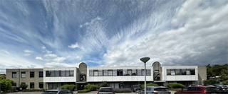 Erg ruim kantoor te huur in het bedrijvenpark ‘De Zillen’, met een makkelijke bereikbaarheid nabij de oprit E17 en E34. <br />Specificaties: <br />- Kantoor opp. 1.255 m², - grond oppervlakte perceel: 13.000 m², - Aluminium schrijnwerk met dubbele beglazing, - Airconditioning, - Zonnepanelen aanwezig, <br />- Kitchenette van 40m², - Privatief sanitair m/v en <br />- Gas-, water-, en elektriciteitsaansluiting. <br />Huurprijs totale opp. (1.255 m²) = 8.889 euro per maand. <br />Huurprijs 400 m² = 2.833 euro per maand. <br />Benieuwd naar dit bedrijfsvastgoed te huur in Mol? <br />Contacteer info@immodelestre.be of 054 33 62 52. <br />www.immodelestre.be<br />