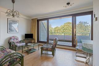 Dit aangename 2-slaapkamerappartement bevindt zich op een absolute toplocatie aan de Zeelaan in De Panne, op amper 100 meter van de Markt en beschikt over een ruime zonneterras.<br /><br />Gelegen op de 4e verdieping van een kleinschalige residentie, geniet dit appartement van een aangenaam zicht op het park en een praktische indeling.<br /><br />U wordt verwelkomd in een ruime en gezellige leefruimte met open keuken met terras.<br />Daarnaast beschikt het appartement over een apart toilet, een handige berging en een badkamer met ligbad en lavabo.<br /><br />Het appartement omvat 2 slaapkamers, waardoor het perfect geschikt is als gezellige woonst, tweede verblijf aan zee of interessante investering.<br /><br />Als extra troef beschikt het appartement over een privatieve kelderberging in de ondergrondse verdieping, inbegrepen in de verkoop.<br /><br /><strong>DE TROEVEN OP EEN RIJ :</strong>
<ul>
	<li>Absolute topligging aan de Zeelaan</li>
	<li>Op slechts 100 meter van de Markt</li>
	<li>Aangenaam zicht op het park</li>
	<li>Gelegen op de 4e verdieping</li>
	<li>Kleinschalige residentie</li>
	<li>Terras </li>
</ul>
Interesse? Contacteer ons vandaag nog voor meer informatie of een bezoek ter plaatse.